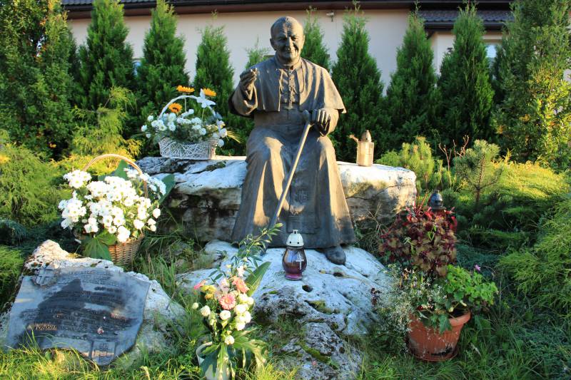 Pomnik JP II przy Kościele Przemienienia Pańskiego w Ogrodzieńcu fot. Rafal Rębisz