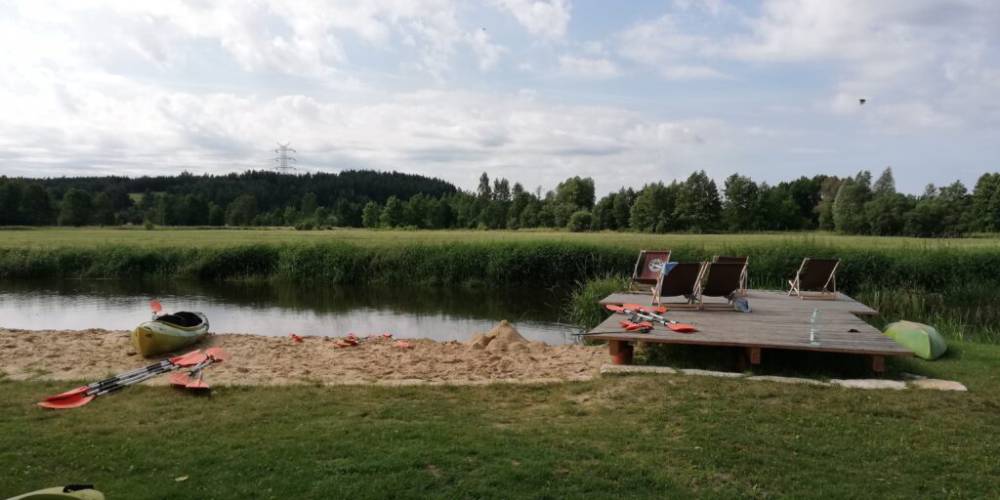 Plaża i pomost, a w oddali G&oacute;ra Brzyścia